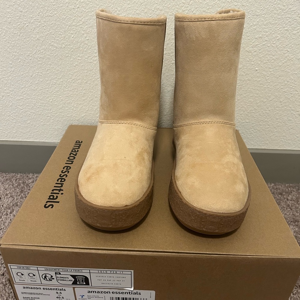 Amazon Essentials Women's Shearling Boot Size 9.5